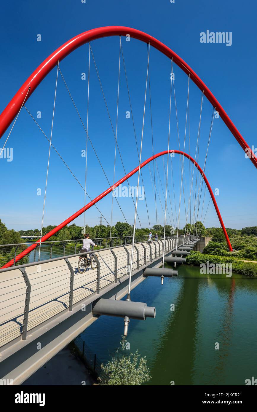 Gelsenkirchen, Rhénanie-du-Nord-Westphalie, Allemagne - Nordsternpark, ici avec le pont à double arche sur le canal Rhin-Herne. Parcs et jardins du Ru Banque D'Images