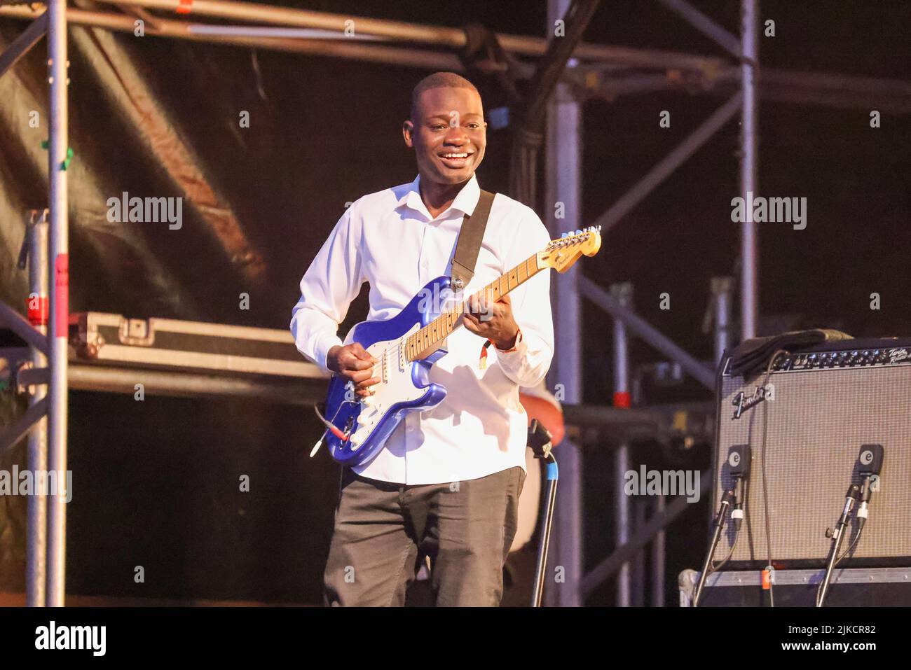 Le guitariste Yacouba Kone en scène avec Fatoumata Diawara WOMAD REVIENT POUR LE TRIOMPHE de 40th ans • 40 000 festivalgoers ont assisté au 40th anniversaire de WOMAD • l'extravagance de 4 jours a vu Fatoumata Diawara, Angélique Kidjo, Kae Tempest, The Flaming Lips, Cimafuk, Fantastic Negrito, Gilberto Gil & Family et Lianne la Havas prennent les étapes • WOMAD se reflète sur 40 ans : 300 festivals internationaux répartis sur six continents, totalisant 10 000 artistes et éduquant des millions. WOMAD, Charlton Park, 28-31 juillet 2022 : WOMAD est retourné au Wiltshire pour célébrer son anniversaire de 40th, un monument historique Banque D'Images