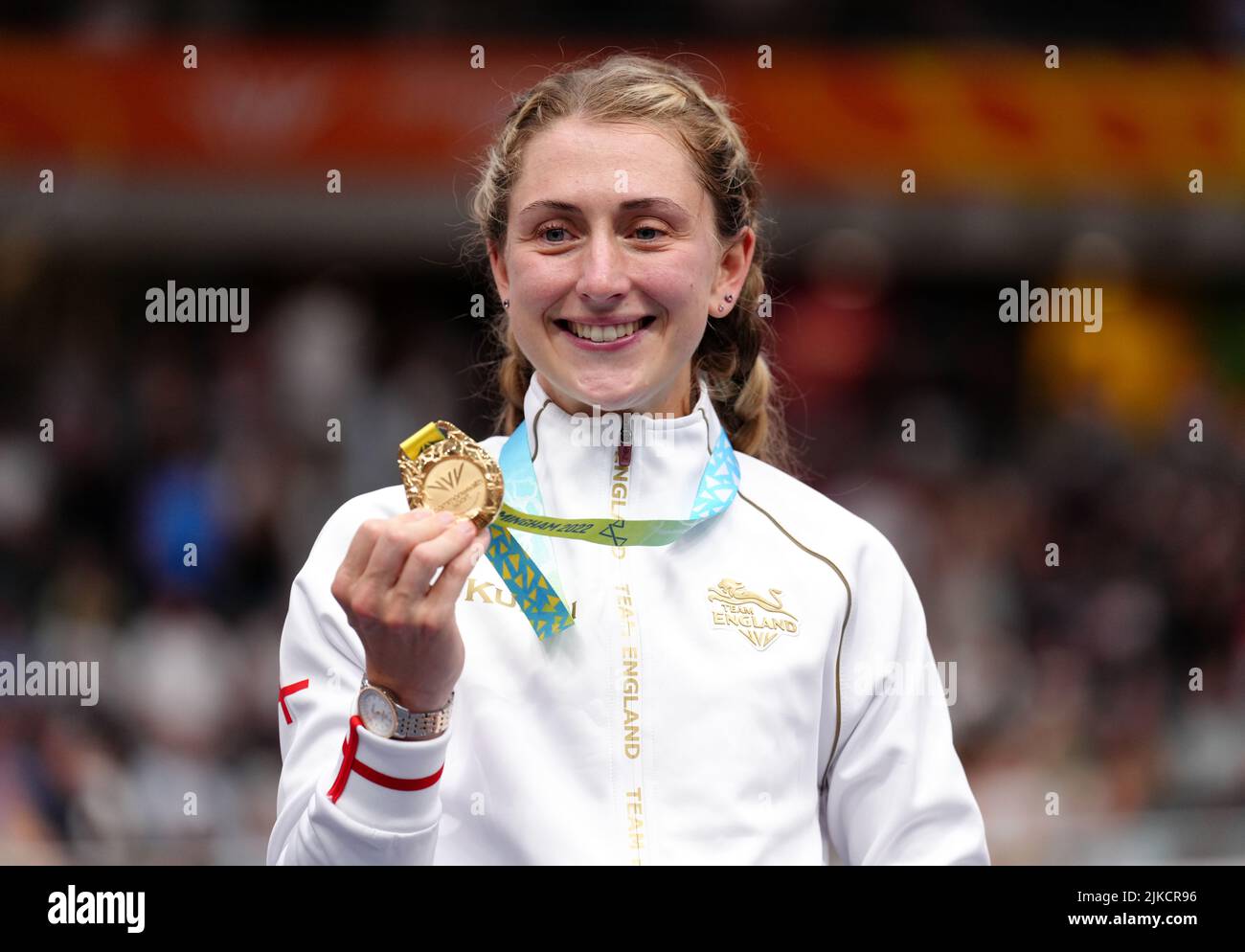 Laura Kenny, de l'Angleterre, célèbre avec sa médaille d'or après avoir remporté la finale féminine de la course de grattage 10km au Lee Valley Velpomark le quatrième jour des Jeux du Commonwealth 2022 à Londres. Date de la photo: Lundi 1 août 2022. Banque D'Images