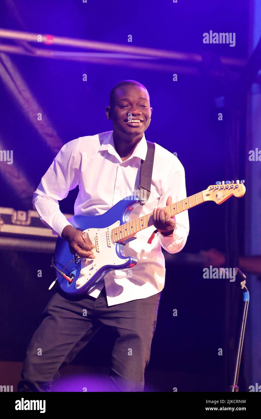 Le guitariste Yacouba Kone en scène avec Fatoumata Diawara WOMAD REVIENT POUR LE TRIOMPHE de 40th ans • 40 000 festivalgoers ont assisté au 40th anniversaire de WOMAD • l'extravagance de 4 jours a vu Fatoumata Diawara, Angélique Kidjo, Kae Tempest, The Flaming Lips, Cimafuk, Fantastic Negrito, Gilberto Gil & Family et Lianne la Havas prennent les étapes • WOMAD se reflète sur 40 ans : 300 festivals internationaux répartis sur six continents, totalisant 10 000 artistes et éduquant des millions. WOMAD, Charlton Park, 28-31 juillet 2022 : WOMAD est retourné au Wiltshire pour célébrer son anniversaire de 40th, un monument historique Banque D'Images