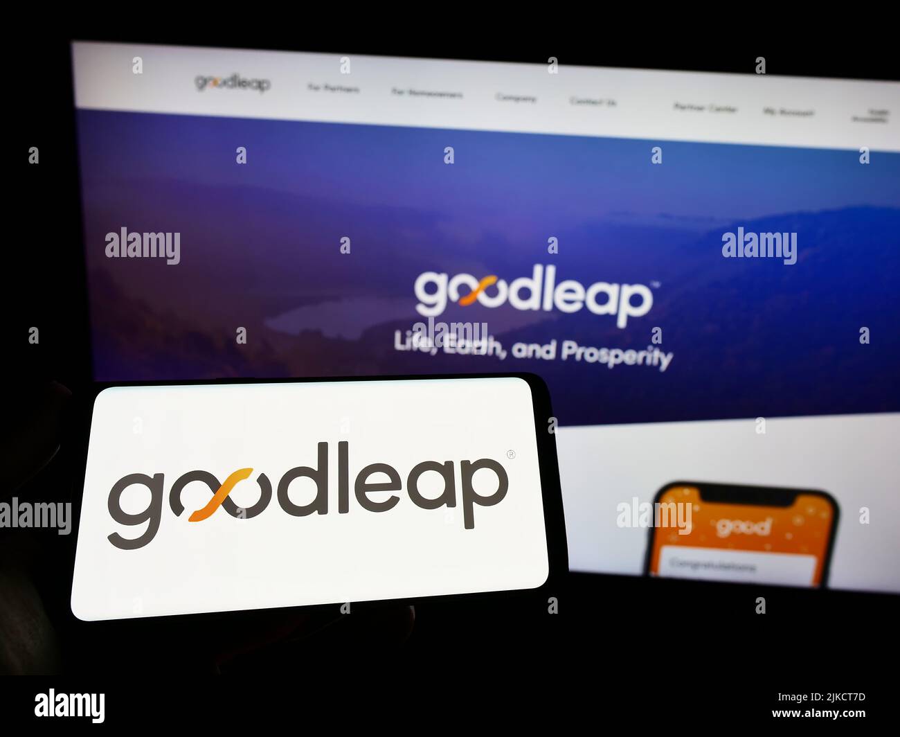 Personne tenant un smartphone avec le logo de la société US fintech GoodLeap LLC sur l'écran devant le site Web. Mise au point sur l'affichage du téléphone. Banque D'Images