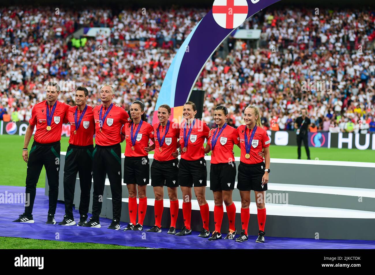 Londres, Royaume-Uni. 31st juillet 2022. Londres, Angleterre, 31 juillet 2022: Officiels avec leurs médailles lors du match de football de finale de l'UEFA Womens Euro 2022 entre l'Angleterre et l'Allemagne au stade de Wembley, en Angleterre. (Kevin Hodgson /SPP) crédit: SPP Sport Press photo. /Alamy Live News Banque D'Images