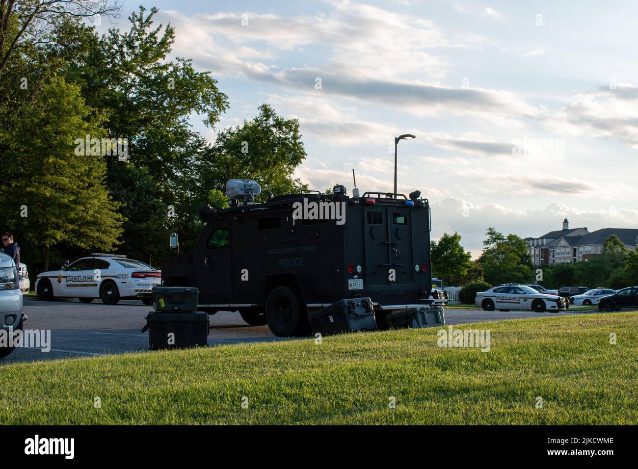 Rockville, Maryland - 1 juillet 2020: Montgomery County, Maryland police Emergency Services (SWAT) des étages de véhicule blindé près d'une barricade avec un Indi armé Banque D'Images