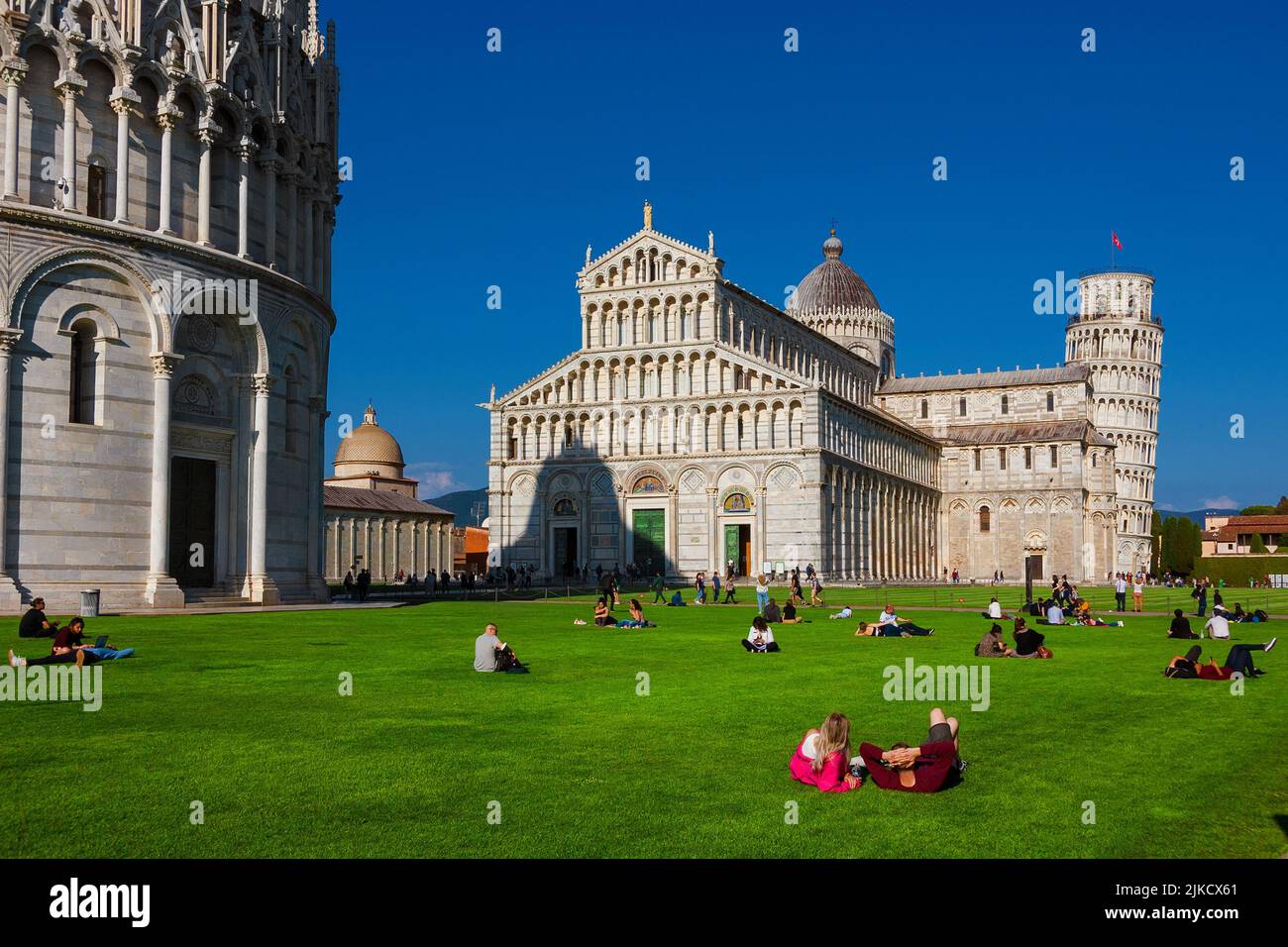 Les touristes se détendent devant les célèbres monuments de Pise Banque D'Images
