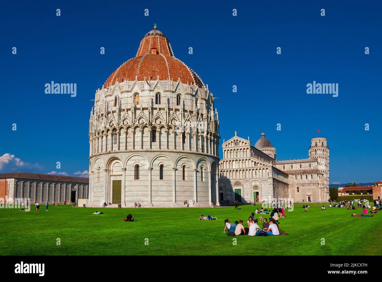 Les touristes se détendent devant les célèbres monuments de Pise Banque D'Images