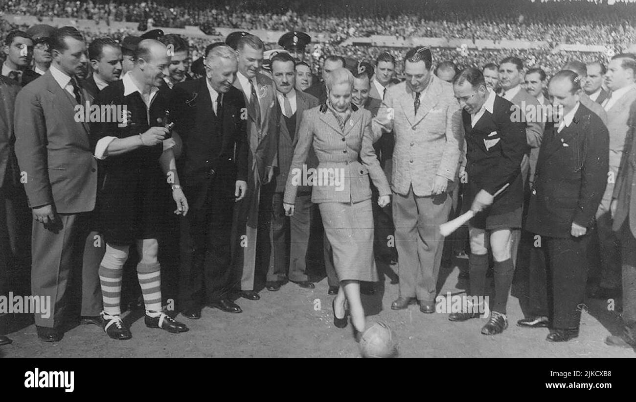 EVA Peron et Juan Domingo Peron, participant à un match de football Banque D'Images