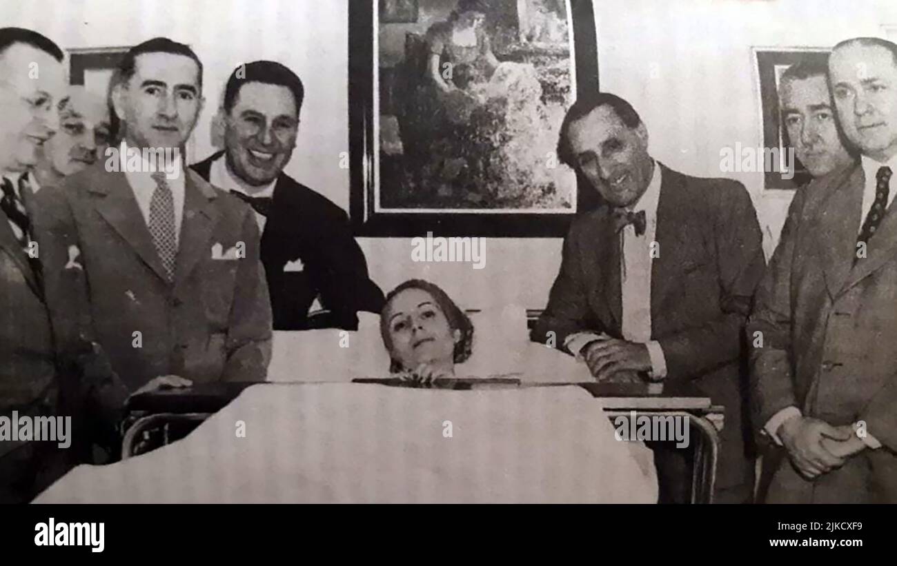 EVA Peron dans son lit malade, avec Juan Domingo Peron par son côté.1952 Banque D'Images