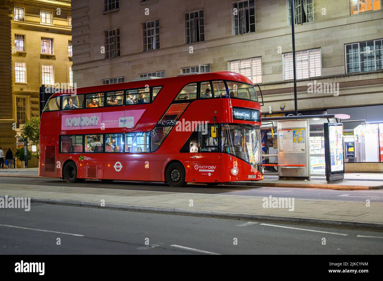 LONDRES - 17 mai 2022: Rouge London Double Decker bus à un arrêt de bus la nuit Banque D'Images