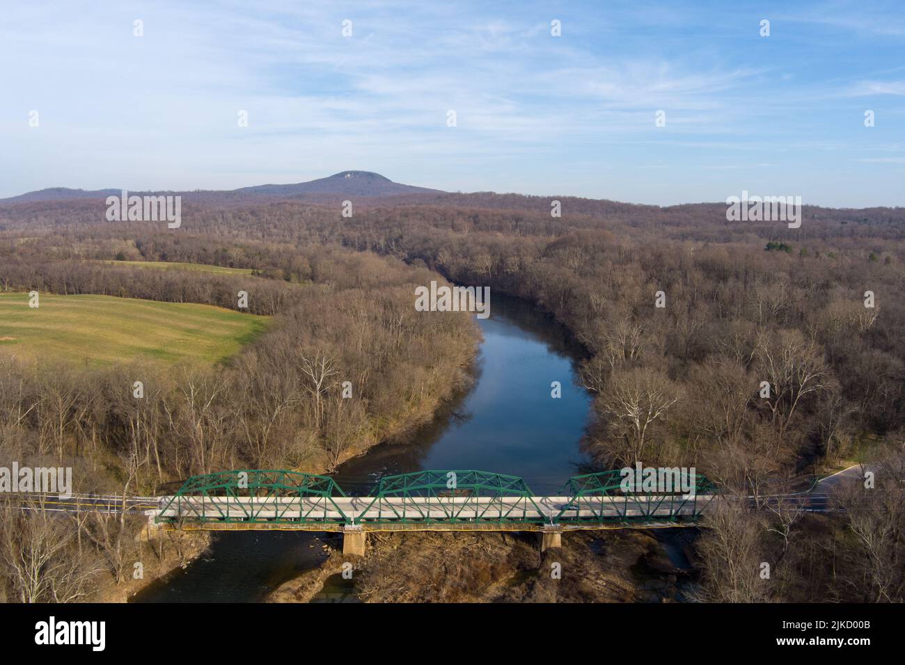 Vue aérienne de la route 28 traversant la rivière Monocacy près de Dickerson, comté de Frederick, Maryland. Le mont Sugarloaf est en arrière-plan. Banque D'Images