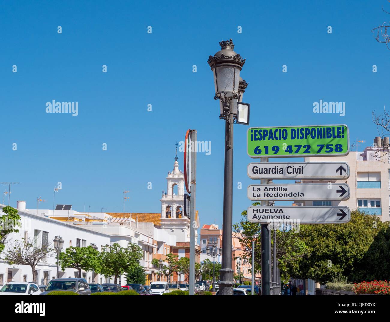 Panneau routier et scène de rue à Isla Cristina, Espagne Banque D'Images