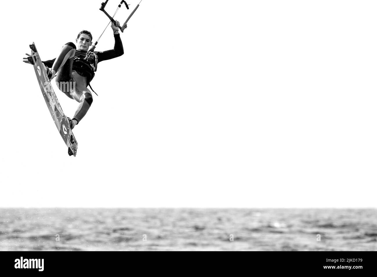 Kitesurf montrant kiteboarder / kitesurfer sur le twintip jumping sur la mer du Nord par une journée venteuse Banque D'Images