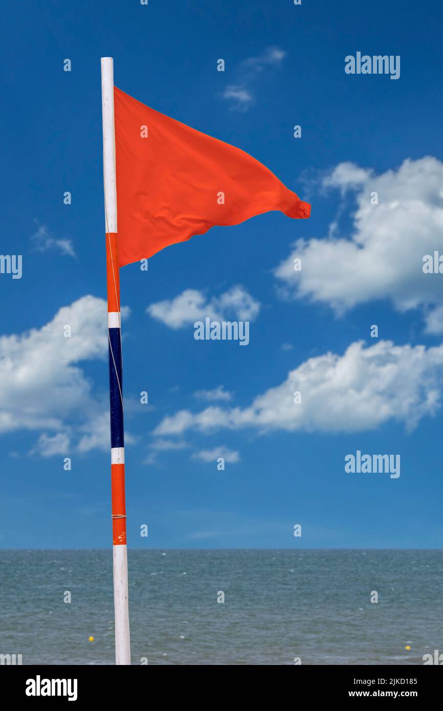 Indicateur d'avertissement rouge signalant un danger élevé. Natation découragée / interdite Banque D'Images
