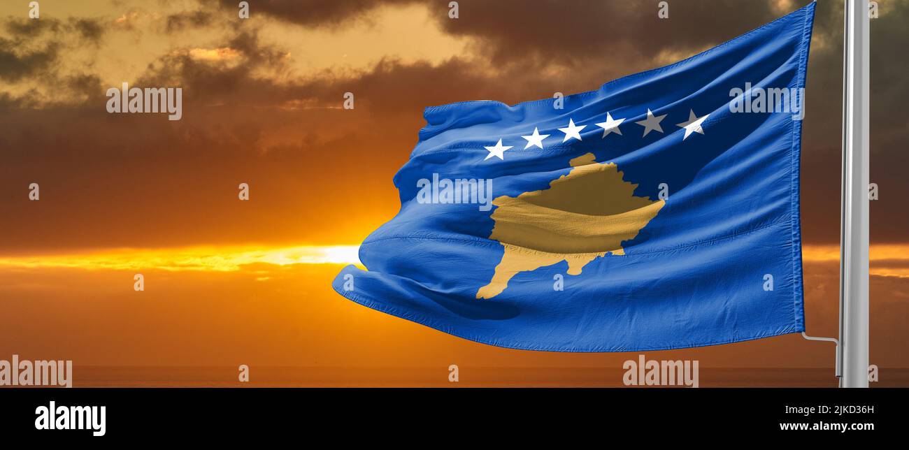 Drapeau du Kosovo officiellement la République du Kosovo est un État partiellement reconnu en Europe du Sud-est. Banque D'Images