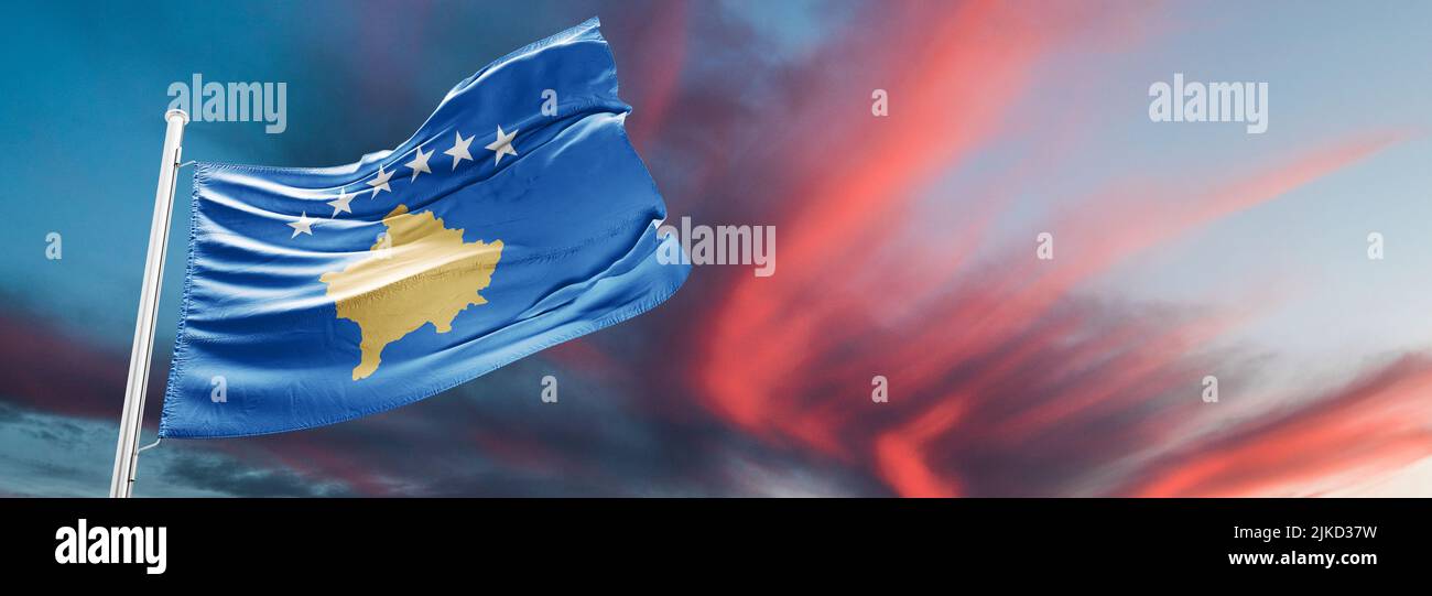 Drapeau du Kosovo officiellement la République du Kosovo est un État partiellement reconnu en Europe du Sud-est. Banque D'Images