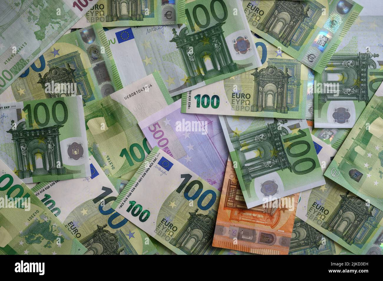 Billets en euros de différentes valeurs unitaires organisés dans un ordre aléatoire Banque D'Images