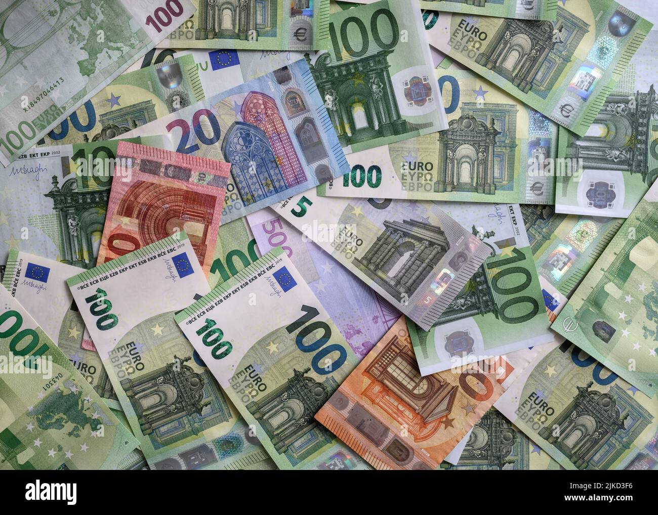 Billets en euros de différentes valeurs unitaires organisés dans un ordre aléatoire Banque D'Images