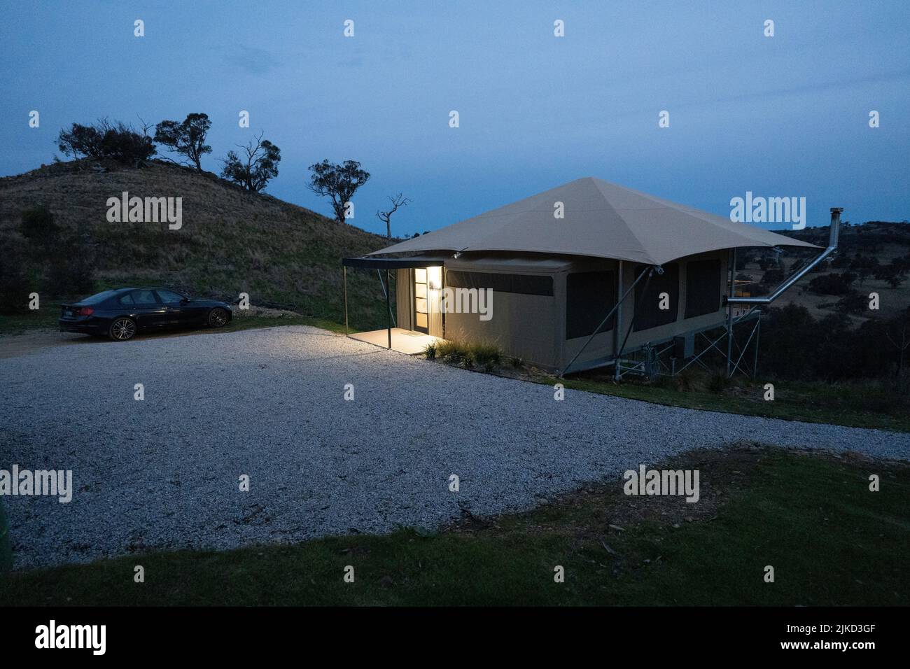 Une voiture garée près d'une tente de glamping Banque D'Images