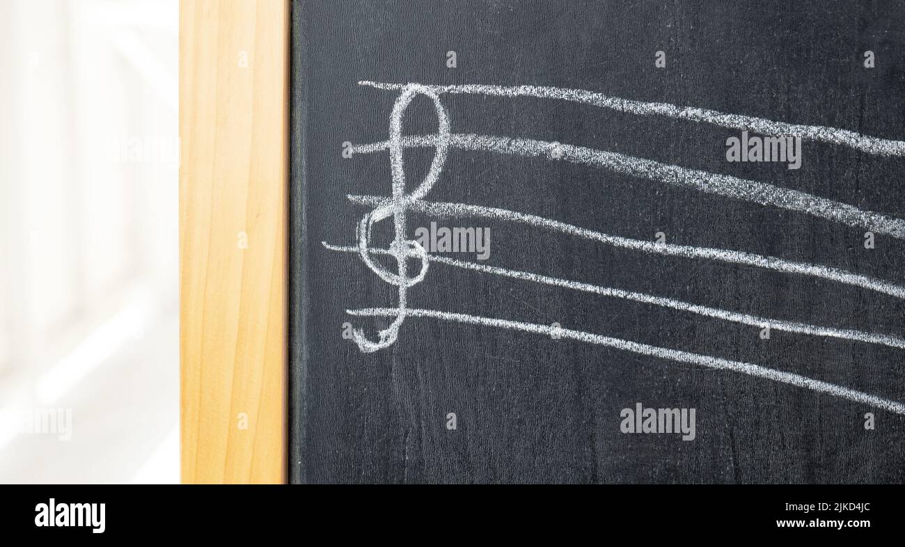 Fente d'aigus sur un tableau de surveillance dessiné par un enfant, dessin à la craie, détail de l'objet, gros plan, vue avant, personne. Musique, symboles musicaux de la clef de violon, notation Banque D'Images