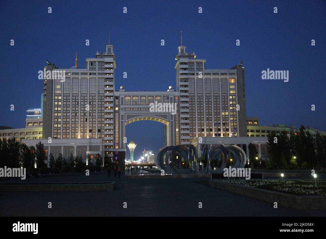 Vue nocturne du quartier général de KazMunayGas à Astana (Nur-Sultan), Kazakhstan Banque D'Images