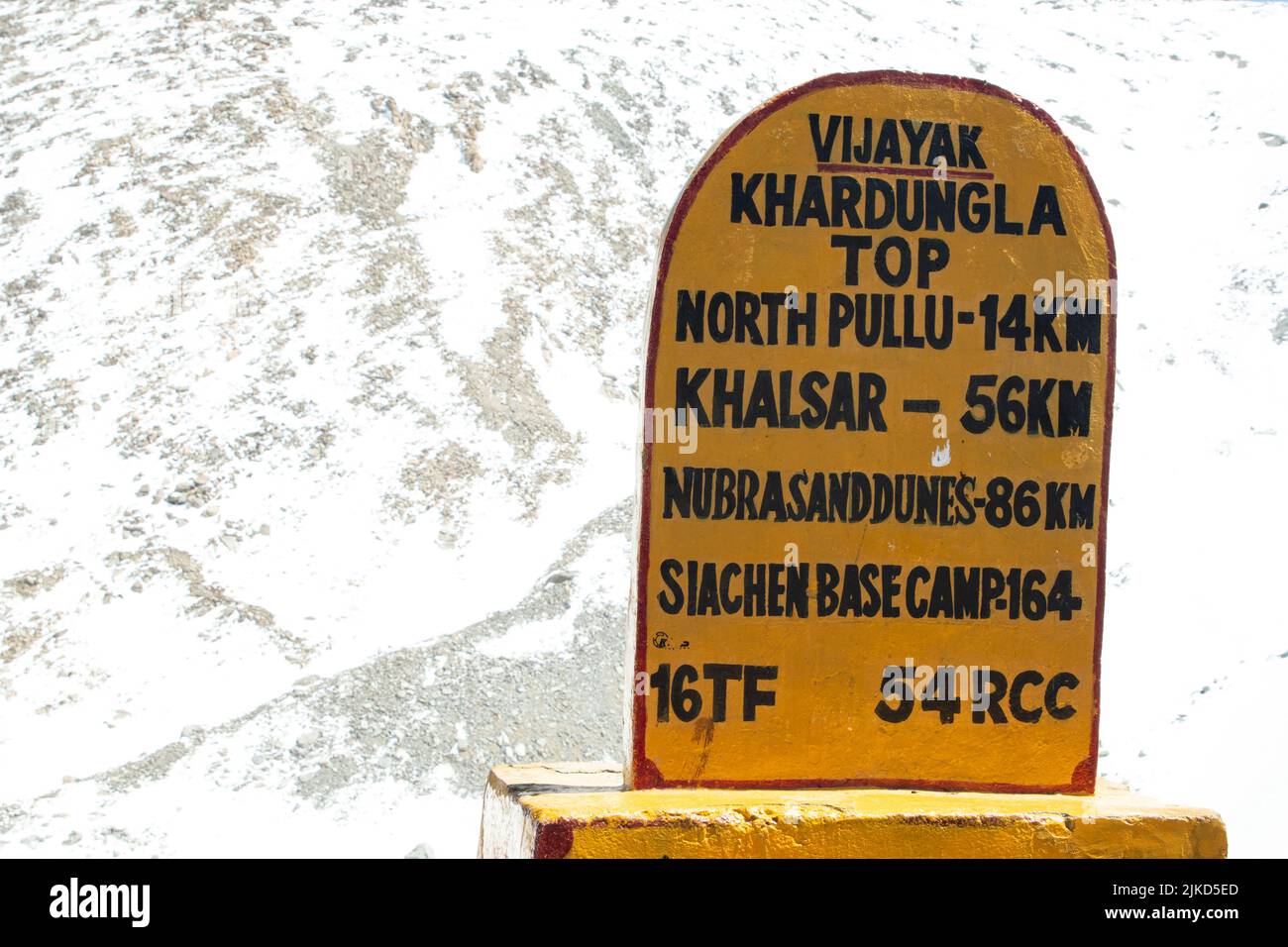 Khardungla Leh Inde 08 avril 2022 Khardung la ou Khardung Pass est l'une des plus hautes routes Motadorables au monde et la porte d'entrée de Nubra, Shyok Vallées Banque D'Images