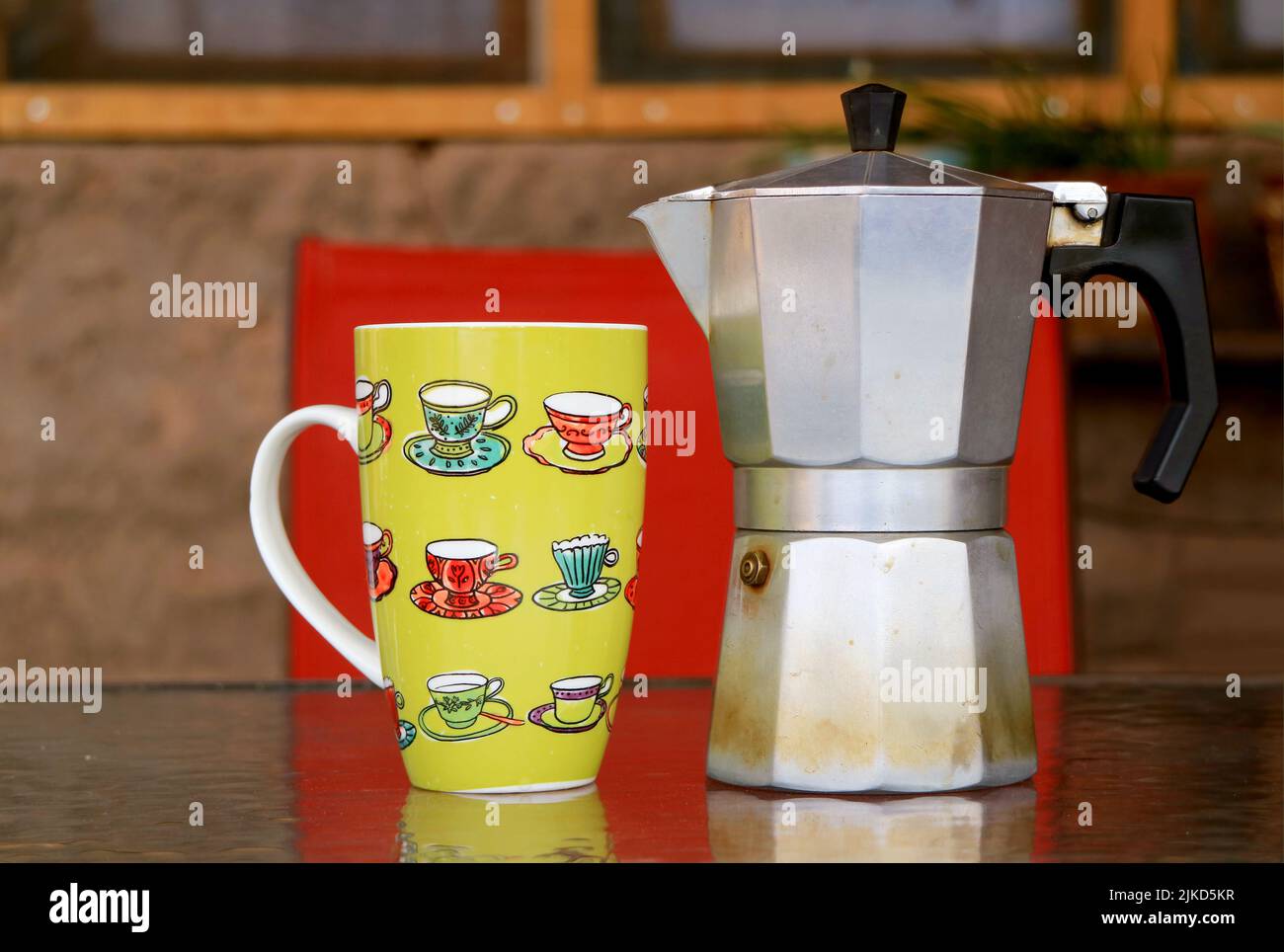 Gros plan d'une tasse avec une cafetière sur une table en bois Banque D'Images