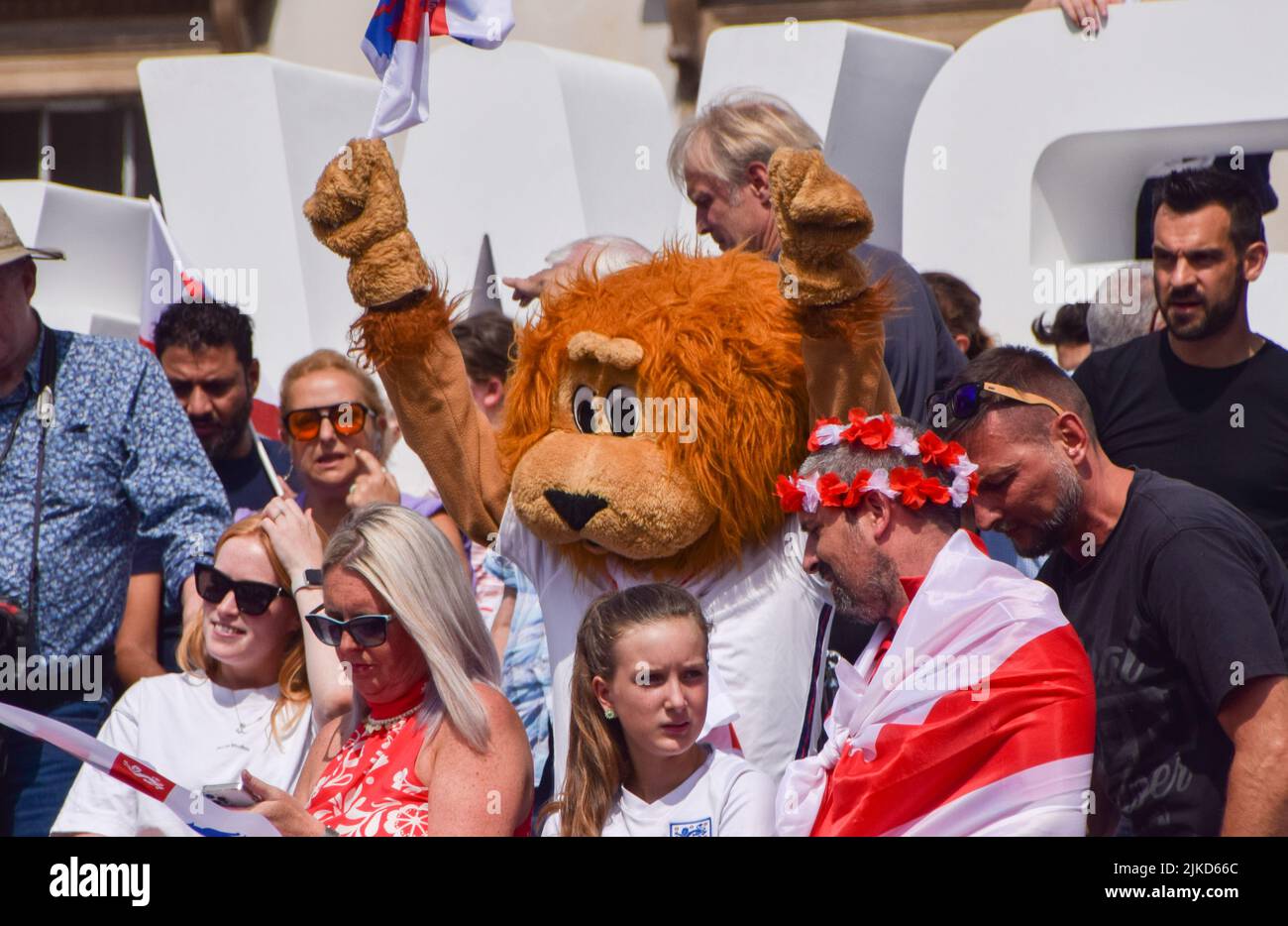 Londres, Royaume-Uni. 01st août 2022. Un fan porte un costume de lion lors de l'événement spécial femmes Euro 2022 à Trafalgar Square. Des milliers de personnes se sont rassemblées pour célébrer l'équipe d'Angleterre, connue sous le nom de Lionesses, qui a remporté le tournoi de football Euro 2022 féminin. L'Angleterre a battu l'Allemagne de 2 à 1. Crédit : SOPA Images Limited/Alamy Live News Banque D'Images