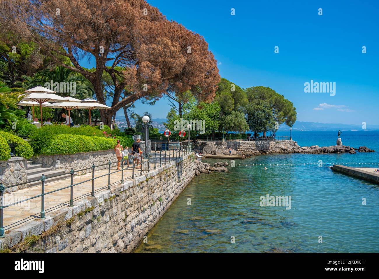 Vue sur les restaurants sur la Lungomare, la promenade et la Maiden avec la statue du mouette, Opatija, baie de Kvarner, Croatie, Europe Banque D'Images