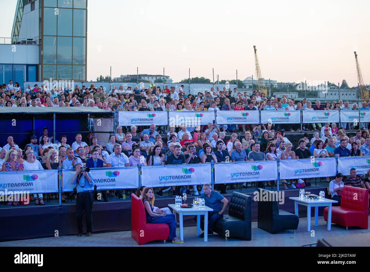 Odessa, Ukraine 11 août 2019: Beaucoup de spectateurs au concert. La foule de visiteurs au concert a du plaisir et tourne ce qui se passe sur les smartphones. Ventilateurs à Banque D'Images