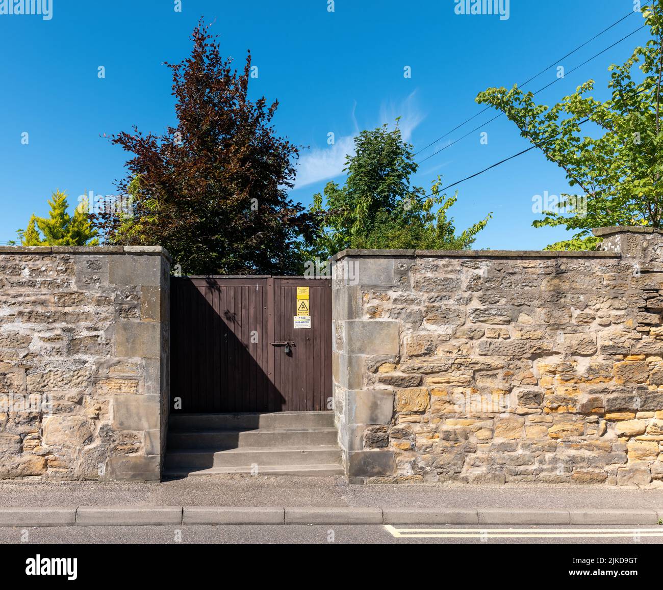 1 août 2022, Bishopmill, Elgin, Moray, Écosse. Il s'agit de la porte verrouillée et sécurisée avec des arbres à une sous-station électrique. Banque D'Images