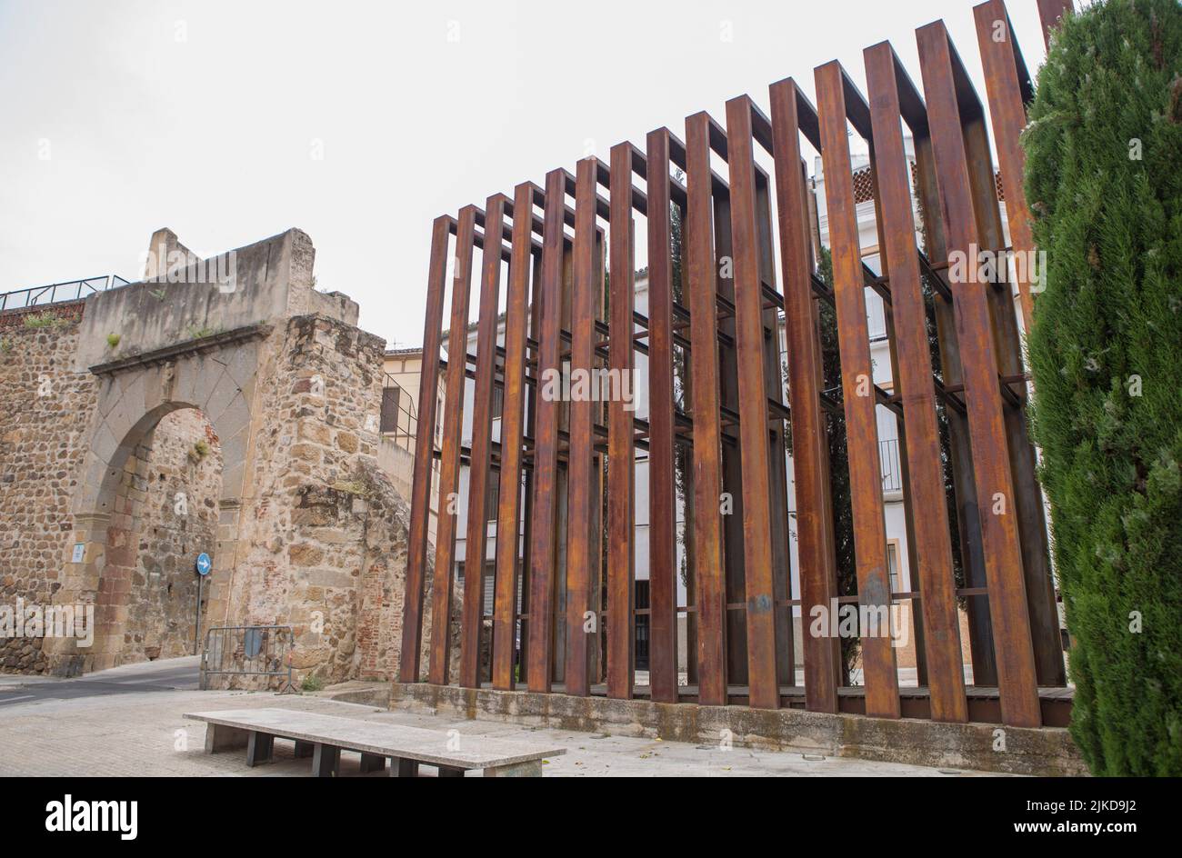 Cadre métallique remplaçant le mur manquant médiéval. Vieille ville de Plasencia, Caceres, Estrémadure, Espagne. Banque D'Images