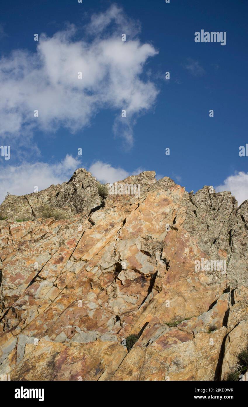 Sommets surmontés par des rochers de quartzite à Sierra de la Mosca, Caceres, Espagne. Vue complète de la crête. Banque D'Images