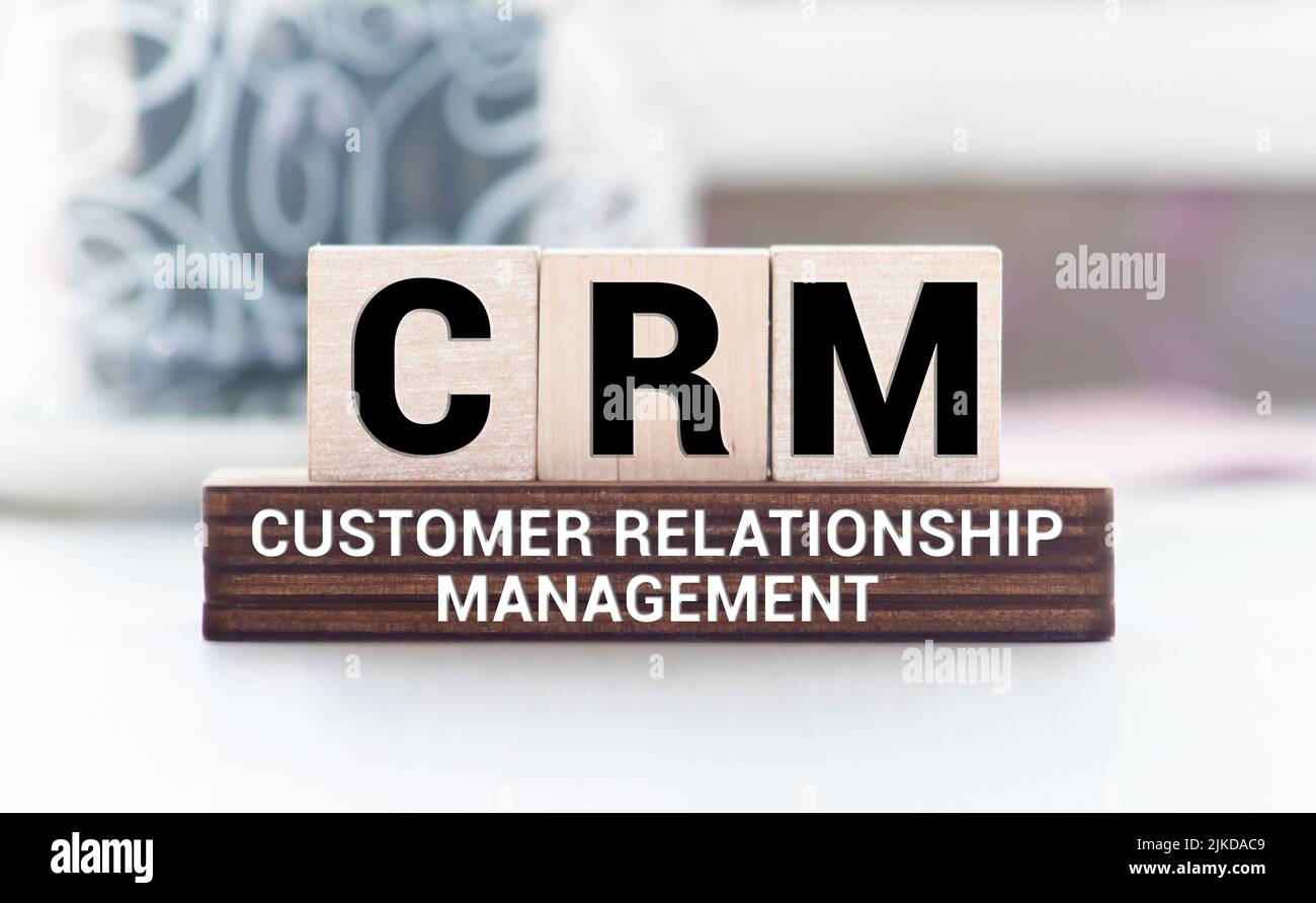 mots crm en 3d lettres de l'alphabet en bois sur un fond jaune vif avec espace de copie, concept d'affaires. CRM - gestion de la relation client. Avant Banque D'Images