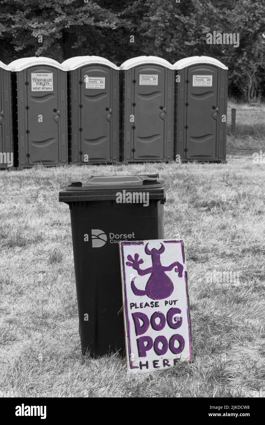 Veuillez placer ici une affiche de Dorset Council wherie Bin avec toilettes temporaires à Chettle Village fete, Chettle, Dorset UK en juillet Banque D'Images