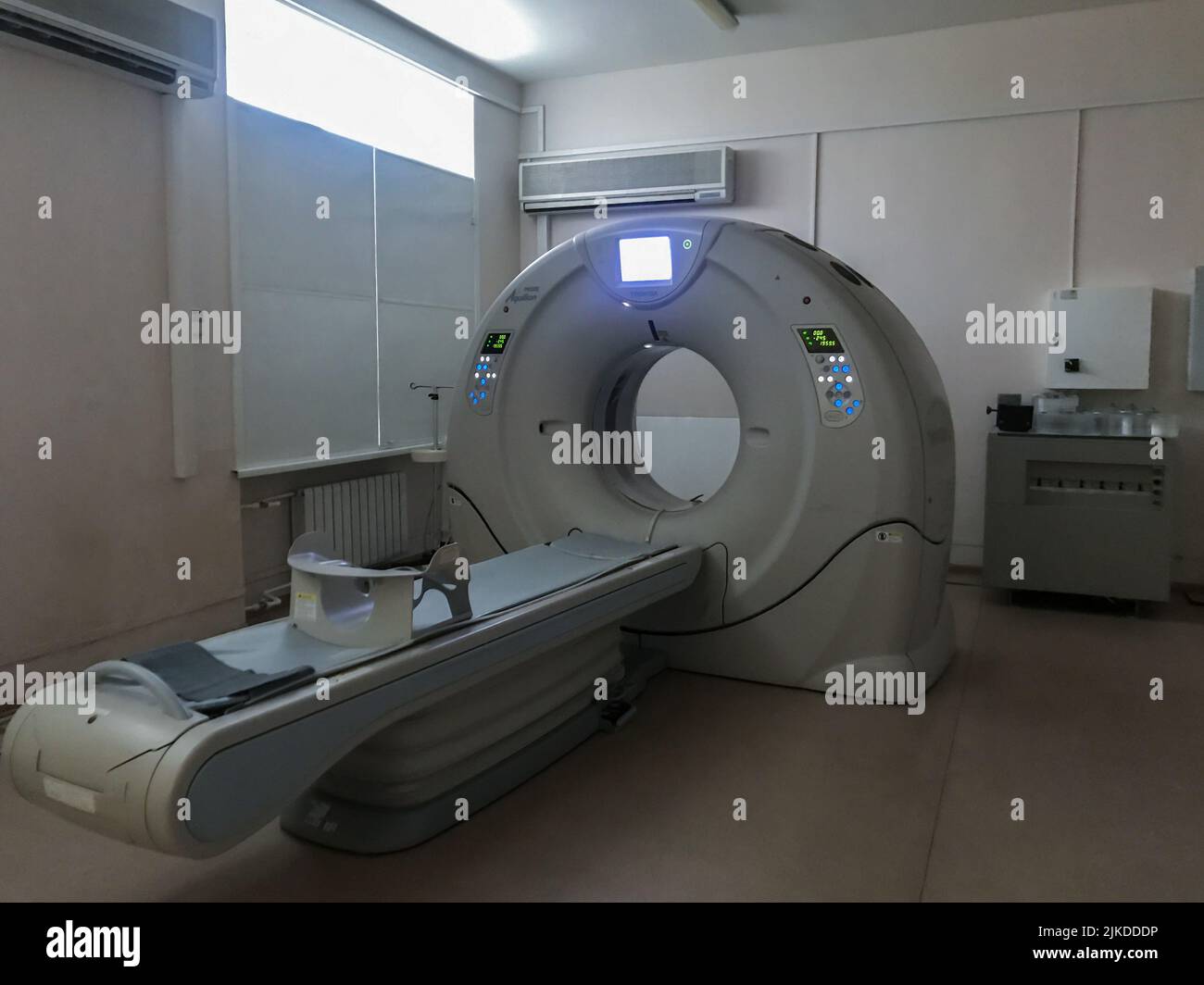 Moscou, Russie, avril 2020 : salle d'hôpital avec scanner à spirale multi-détecteurs - tomodensitométrie. Concept de technologie médicale et diagnostic de p Banque D'Images