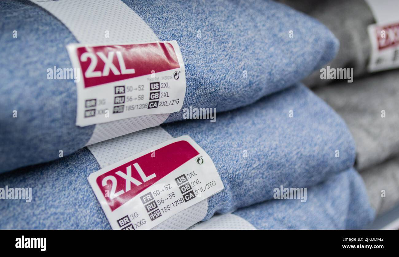 Moscou, Russie, juin 2020: Une pile de vêtements bleus et gris avec l'étiquette de taille 2XL. Mise au point sélective. Banque D'Images
