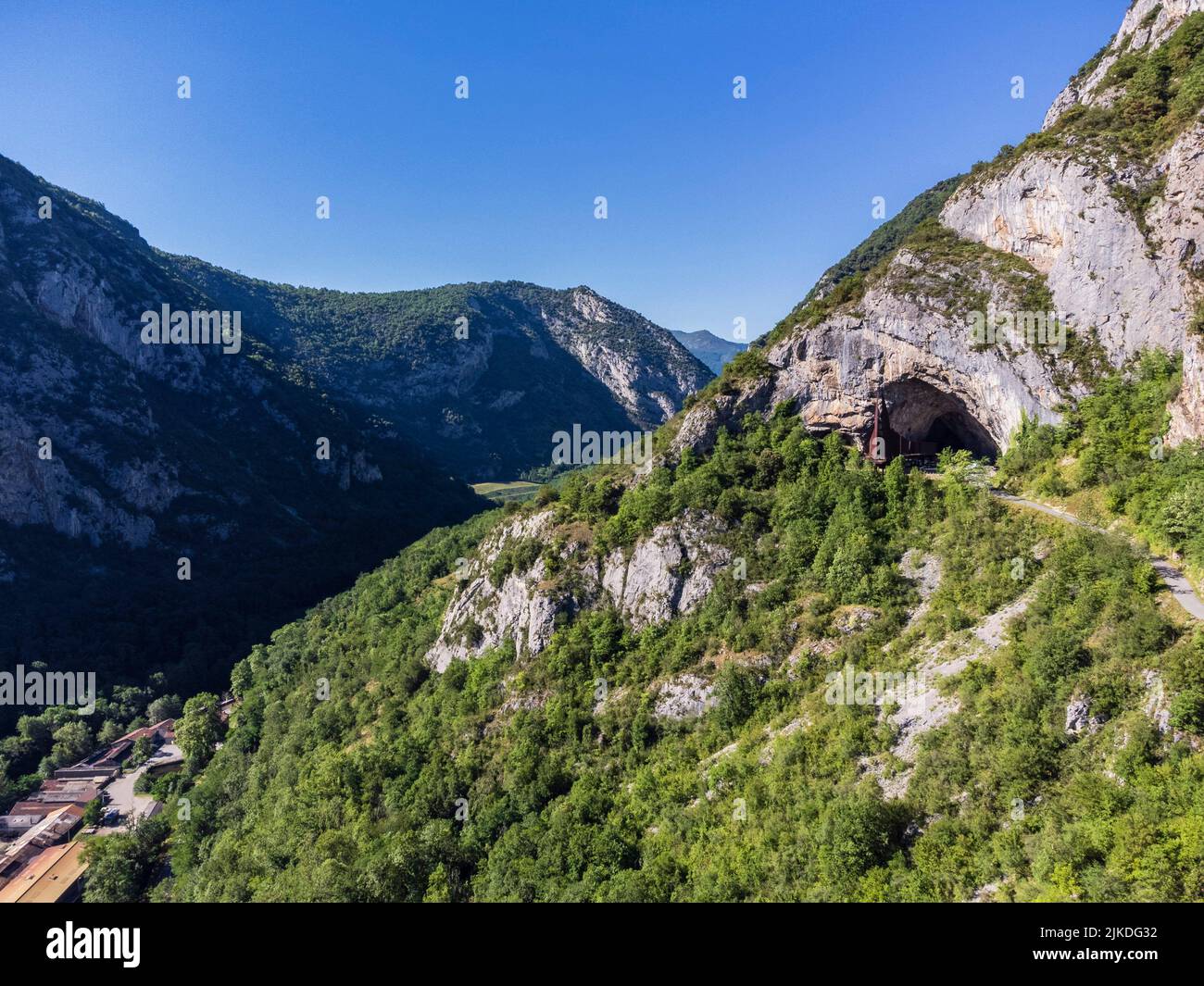Entrée de la grotte de niaux Banque de photographies et d’images à ...