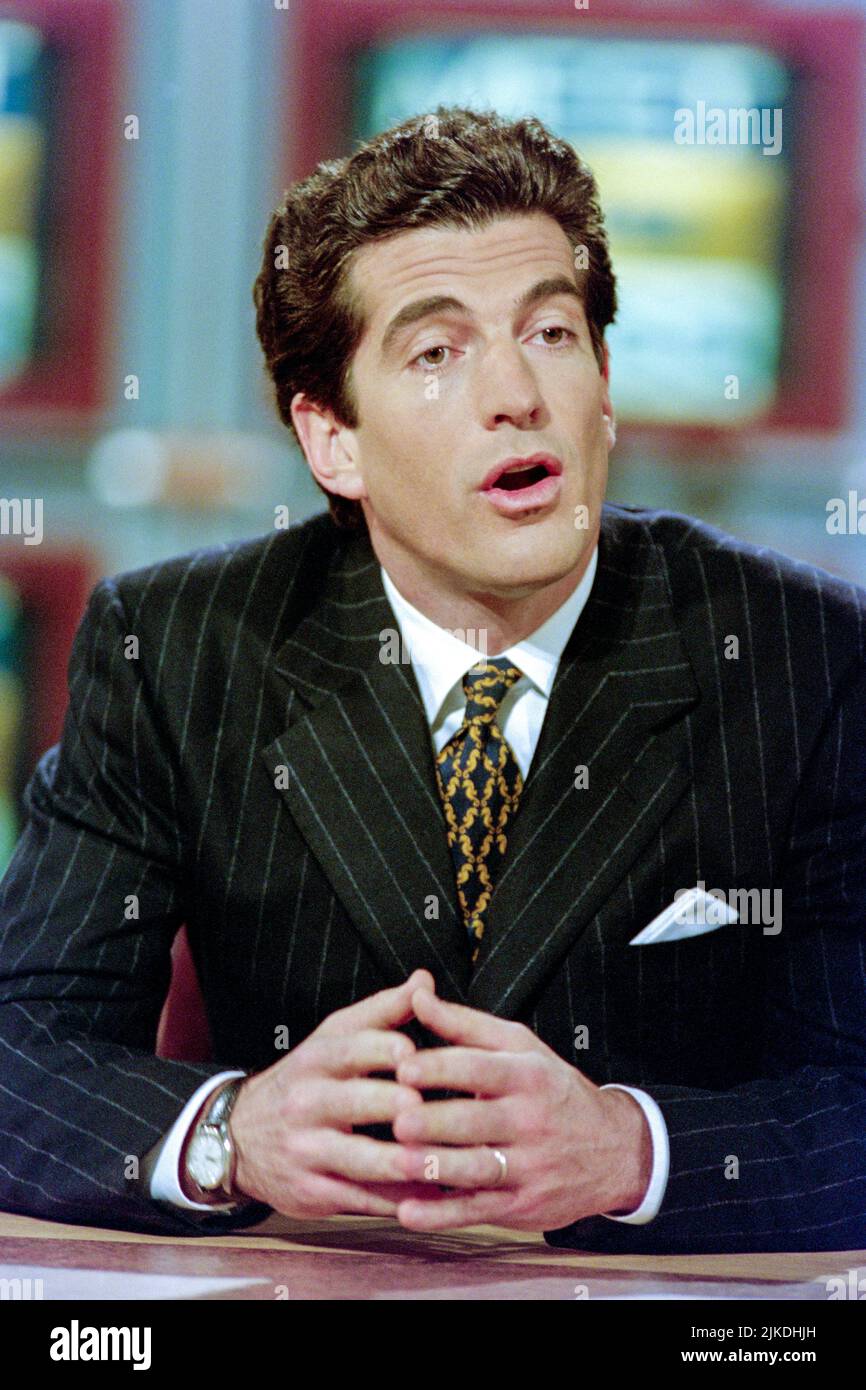 John F. Kennedy Jr, fils de feu président américain, discute de son journal politique « George » dans le cadre du programme d'interview de la NBC Meet the Press, 16 février 1997 à Washington, DC. Banque D'Images