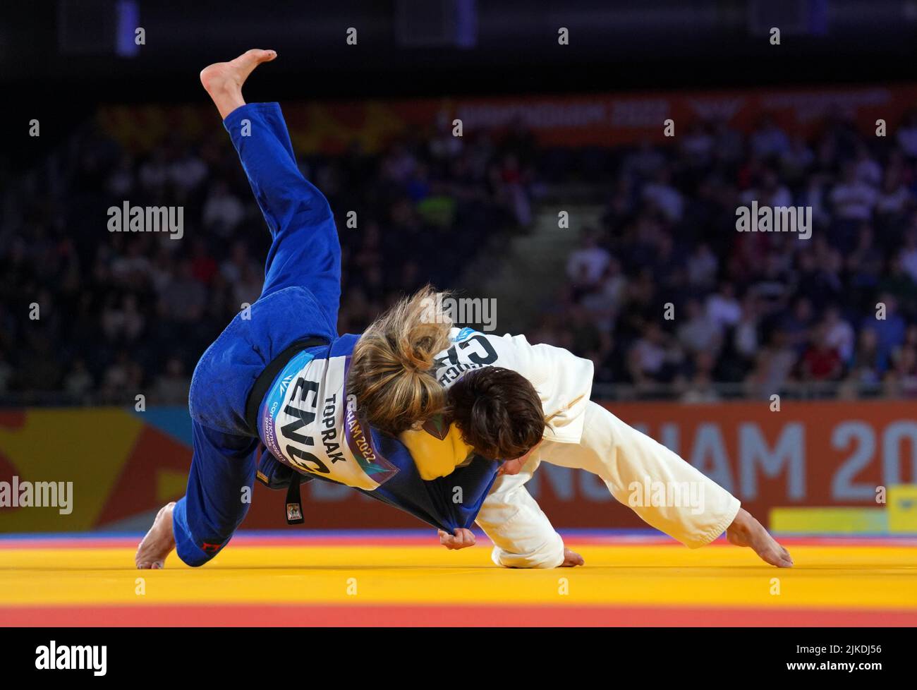 Christa Deguchi du Canada et Acelya Toprak de l'Angleterre (bleu) lors de la finale féminine de judo -57 kg à Coventry Arena le quatrième jour des Jeux du Commonwealth de 2022. Date de la photo: Lundi 1 août 2022. Banque D'Images