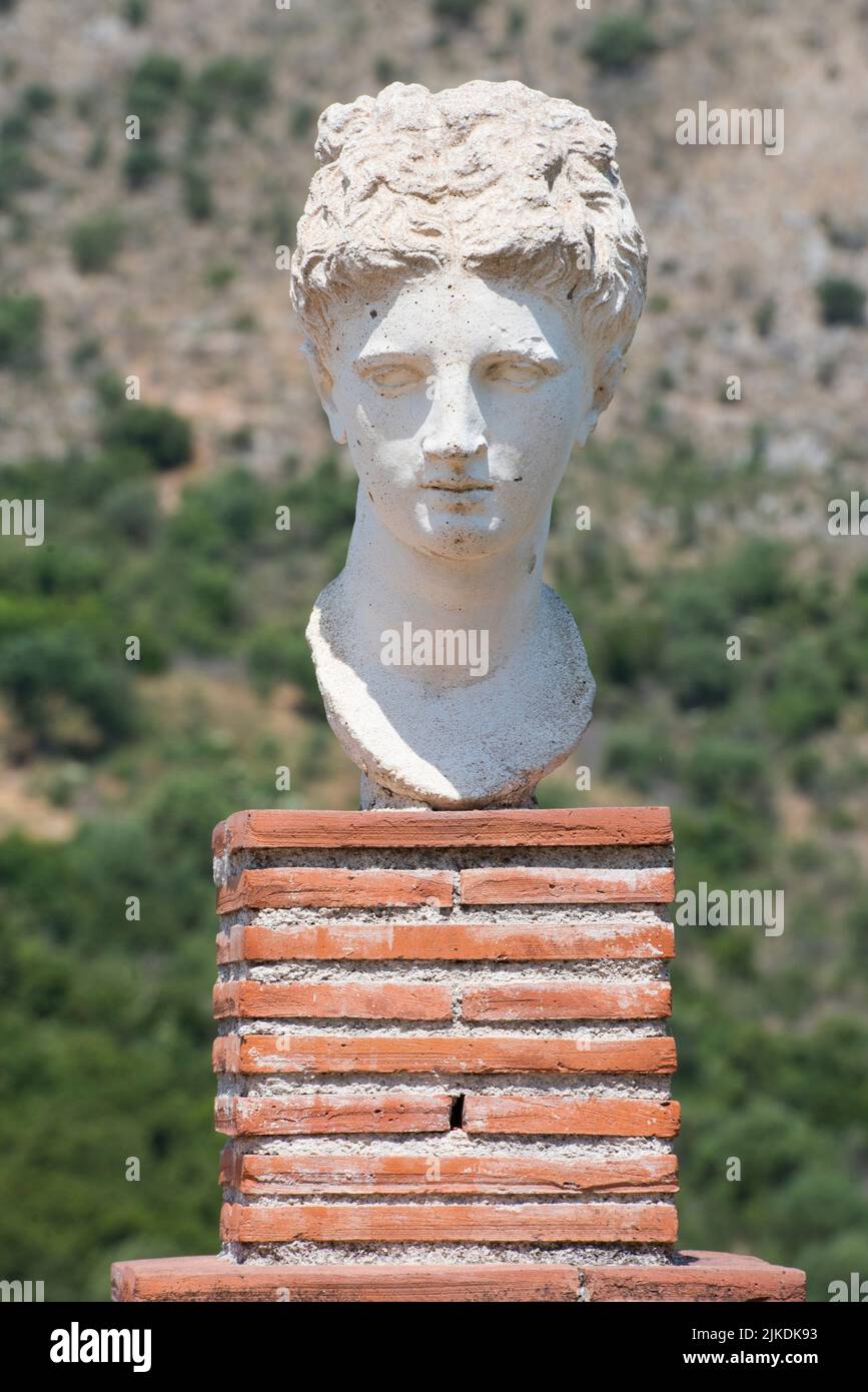 Copie de la tête de la ''déesse de Butrint'' ( l'original, beaucoup plus beau, étant au Musée national d'histoire de Tirana) dans le Banque D'Images