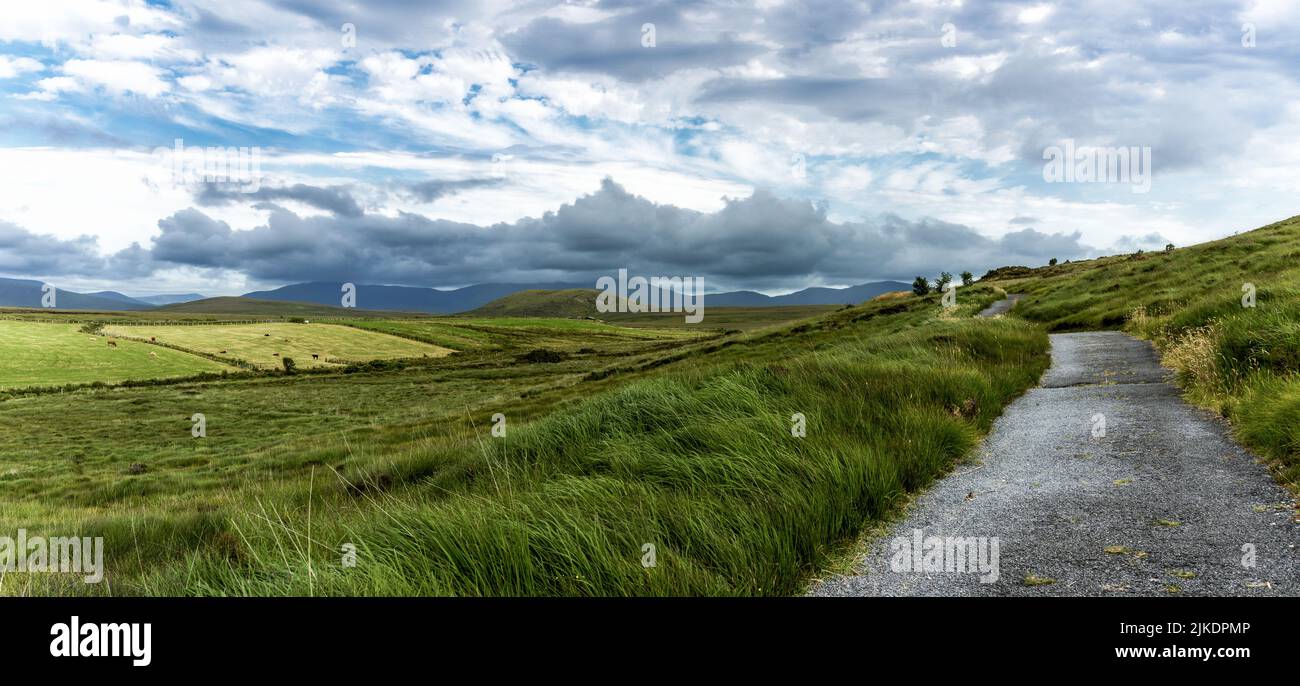 Un paysage panoramique de sentier de randonnée menant à travers les prairies et les collines du parc national de Ballycroy dans le comté de Mayo Banque D'Images