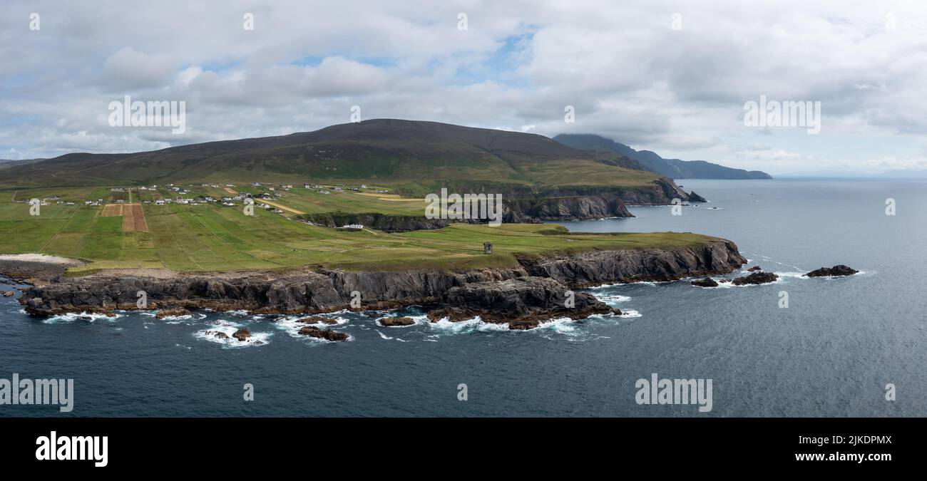 Vue panoramique aérienne de la côte sauvage du comté de Donegal à Malin Beg avec les ruines de la tour de signalisation napoléonienne sur le bord de la falaise Banque D'Images