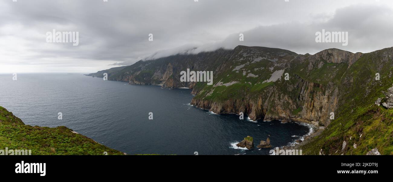 Un panorama des falaises de Slieve League sur la côte nord-ouest de l'Irlande Banque D'Images