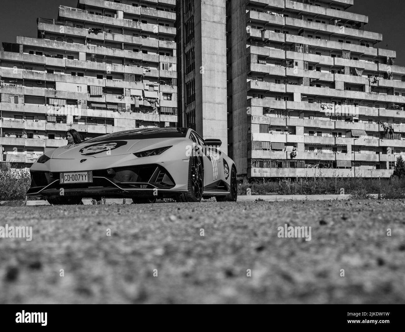 Naples, Campanie, ITALIE. 1st août 2022. 08/01/2022 Naples, cet après-midi dans le quartier de Scampia, dans la banlieue nord de la ville napolitaine, la célèbre voiture de sport Lamborghini dédiée à Diego Armando Maradona est arrivée (Credit image: © Fabio Sasso/ZUMA Press Wire) Credit: ZUMA Press, Inc./Alay Live News Banque D'Images