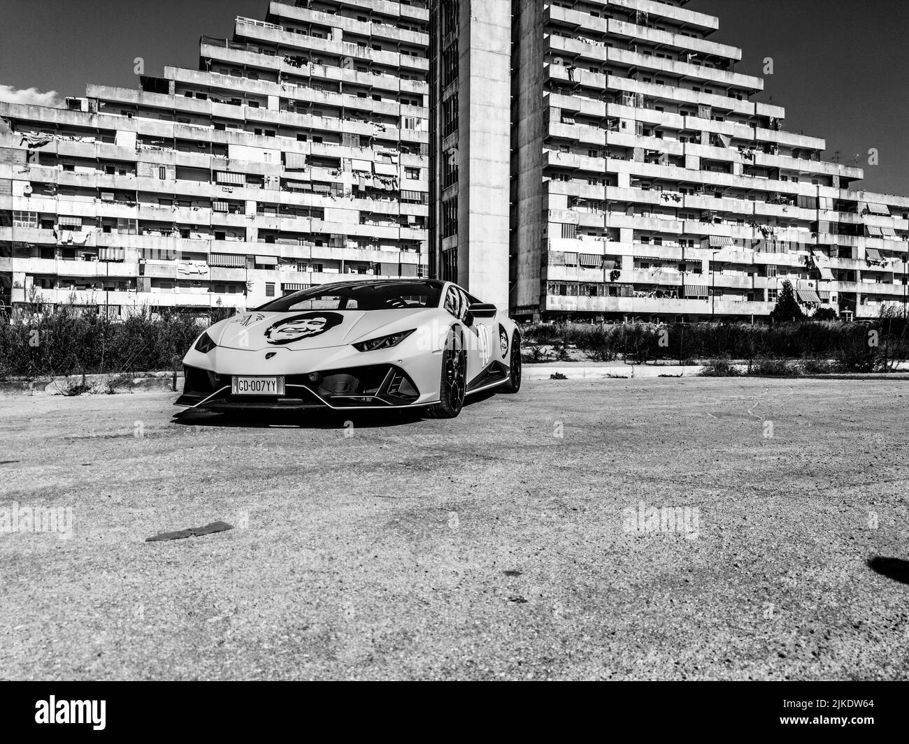 Naples, Campanie, ITALIE. 1st août 2022. 08/01/2022 Naples, cet après-midi dans le quartier de Scampia, dans la banlieue nord de la ville napolitaine, la célèbre voiture de sport Lamborghini dédiée à Diego Armando Maradona est arrivée (Credit image: © Fabio Sasso/ZUMA Press Wire) Credit: ZUMA Press, Inc./Alay Live News Banque D'Images