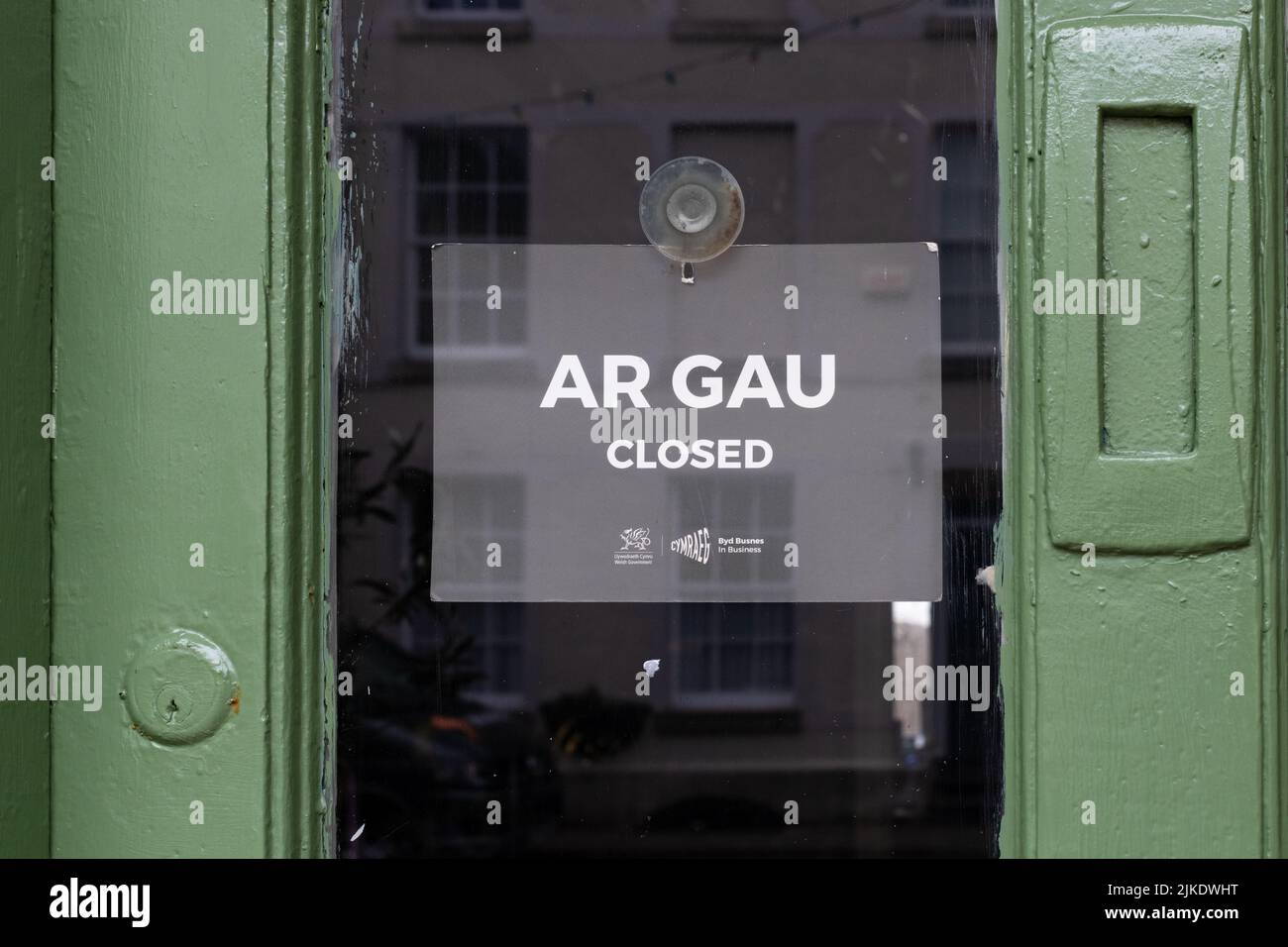 Panneau de magasin de langue galloise - AR Gau - fermé - Beaumaris, Anglesey, pays de Galles Banque D'Images