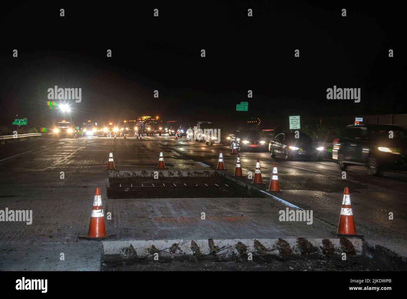 Réparation de l'autoroute la nuit, Philadelphie, États-Unis Banque D'Images