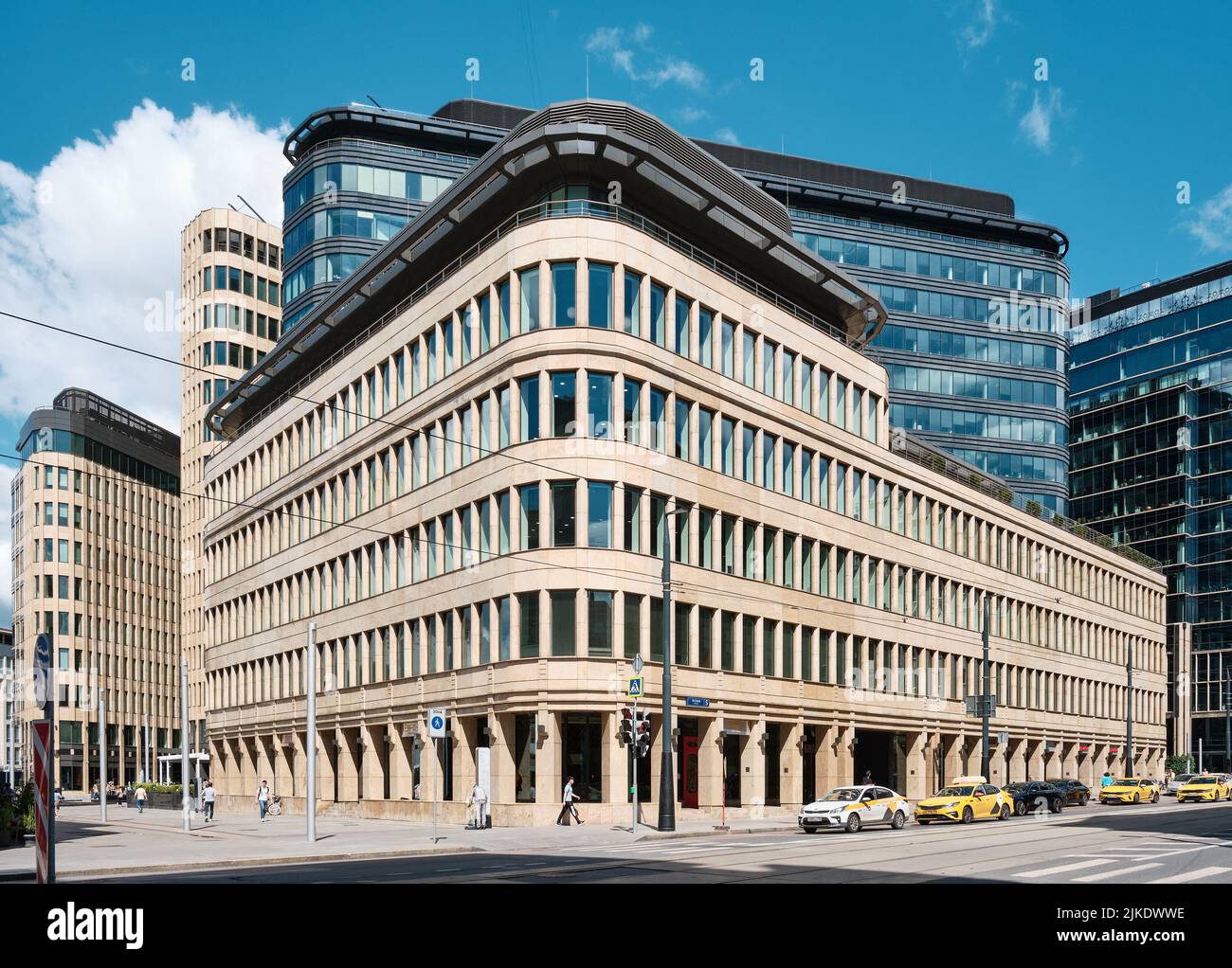 Vue sur le nouveau centre d'affaires moderne de la place blanche sur la rue Lesnaya, point de repère: Moscou, Russie - 22 juillet 2022 Banque D'Images