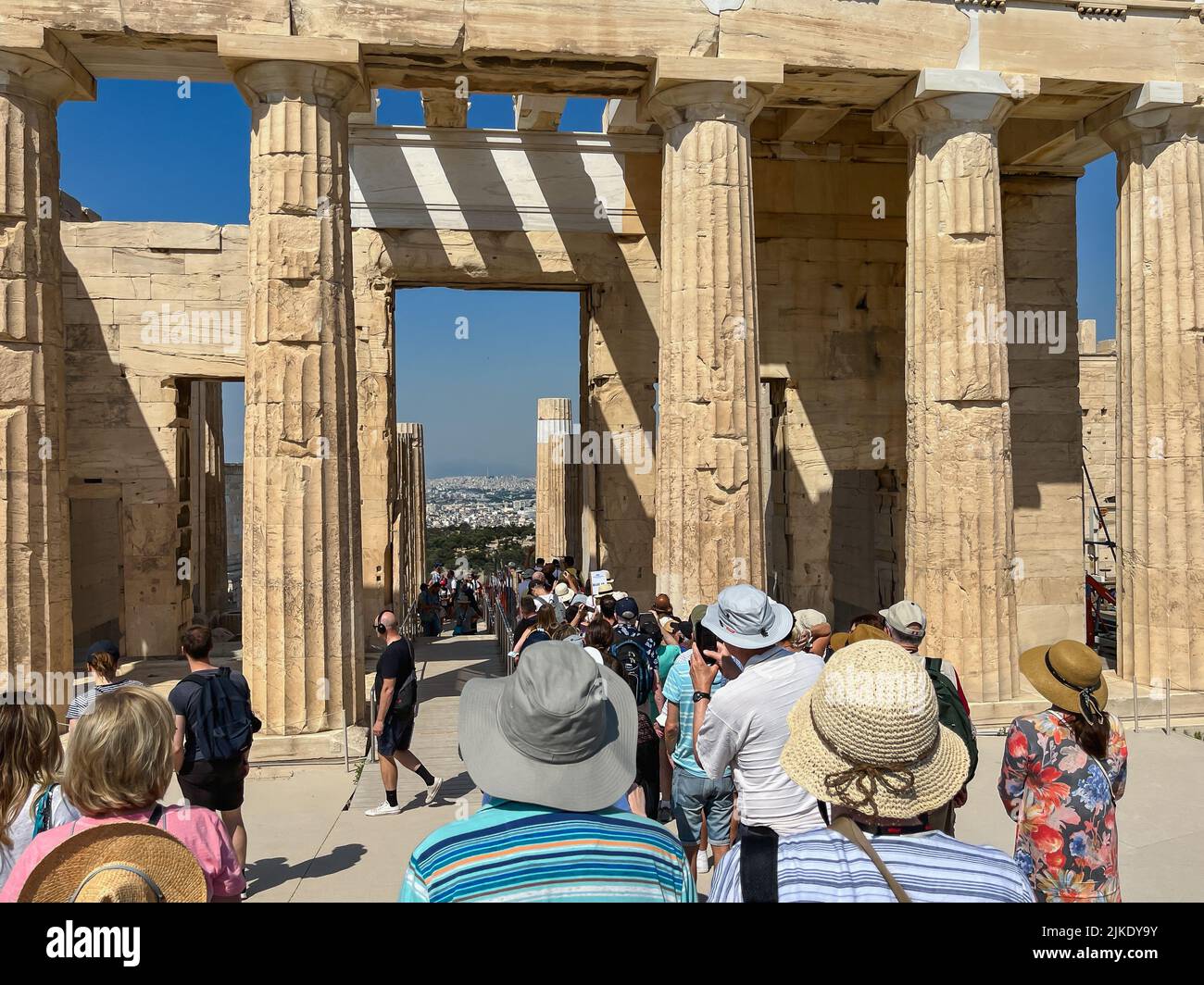 ATHÈNES, GRÈCE - 14 MAI 2022 : une foule de touristes s'évertue de l'Acropole après son ouverture. Jour ensoleillé. Banque D'Images