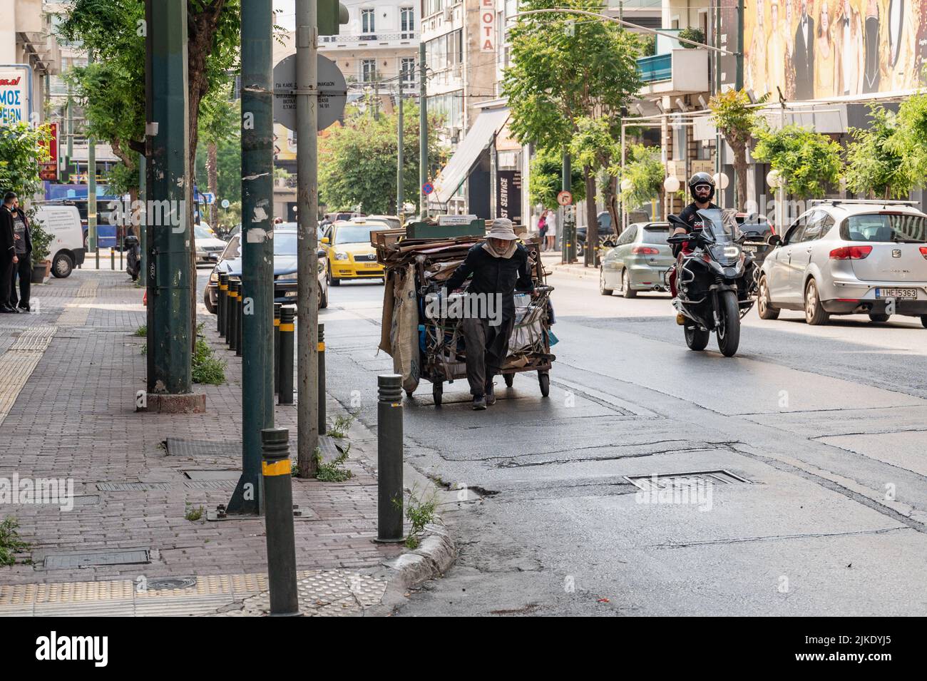 ATHÈNES, GRÈCE - 14 MAI 2022 : les trattorias typiques en plein air sur les rues étroites du centre-ville d'Athènes Banque D'Images