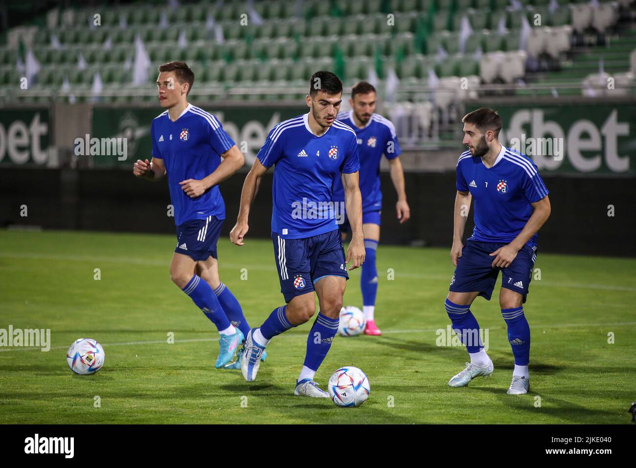 Bosko Sutalo de Dinamo avec ses coéquipiers lors d'une séance  d'entraînement en soirée en prévision du match de qualification de la Ligue  des champions de l'UEFA 3rd de demain contre les Ludogorets